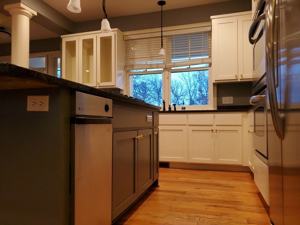 Beautiful contrasting colors on kitchen cabinets